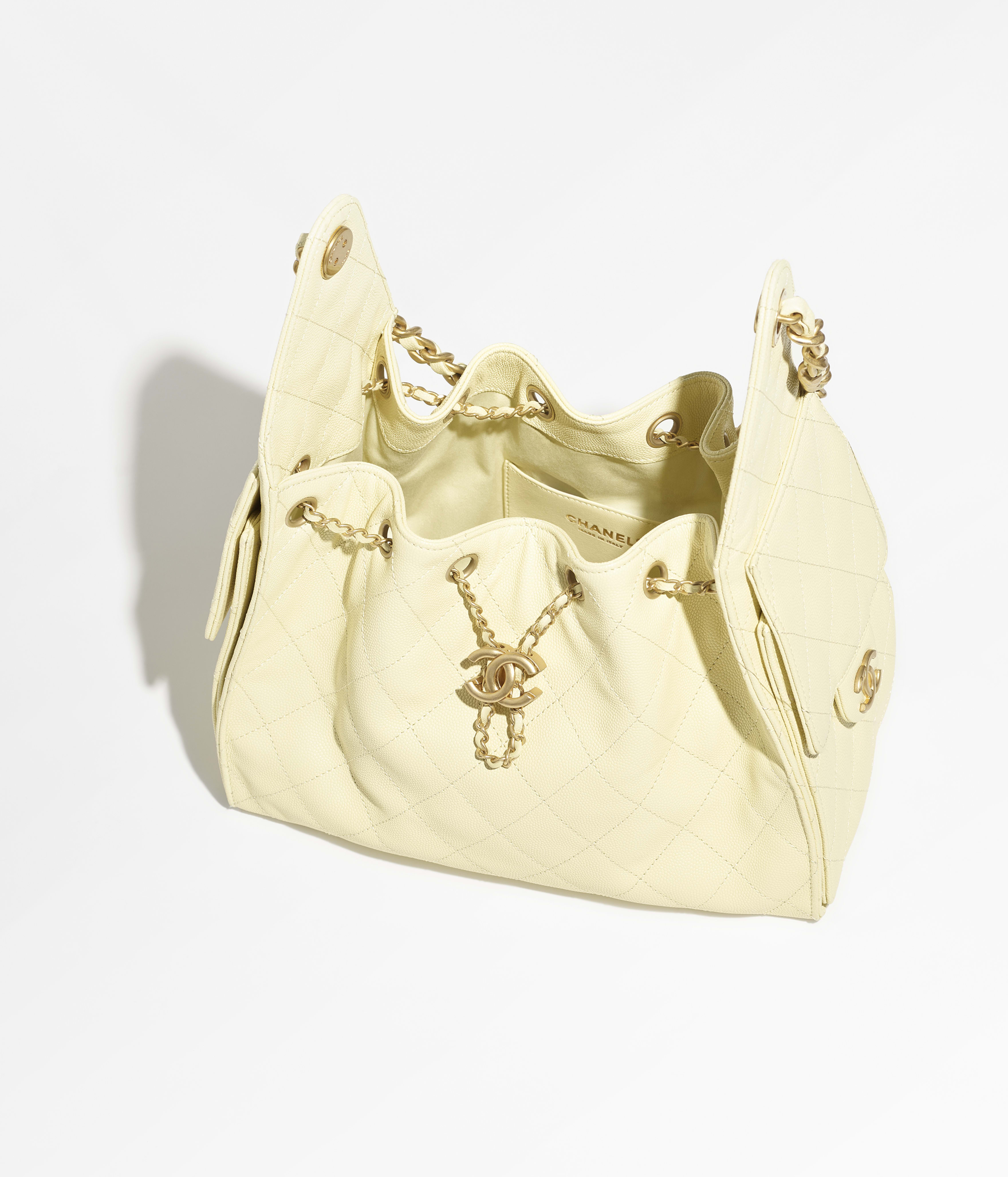 Borsa CHANEL 25 piccola - Giallo chiaro - Pelle martellata & metallo effetto dorato - vista artistica 3